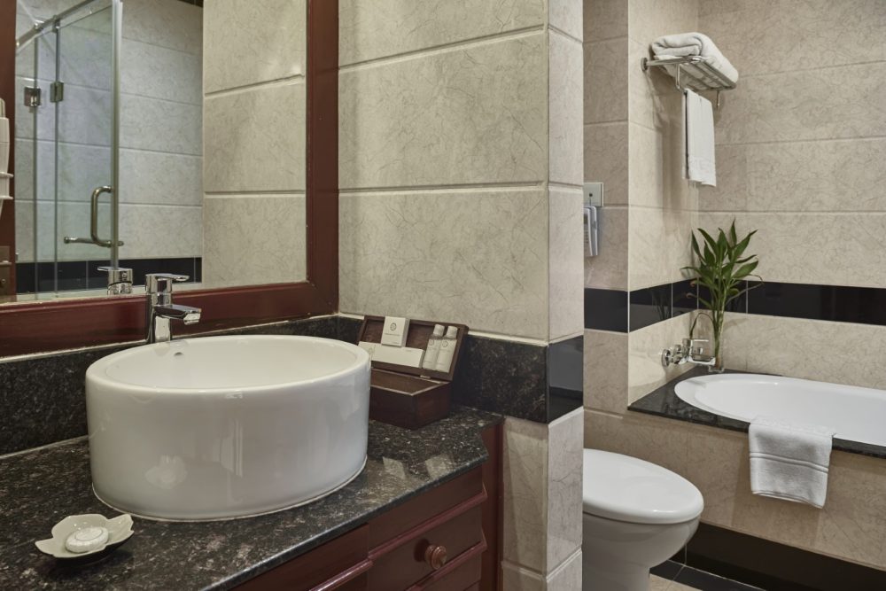 Katari Hotel Superior Bathroom Large